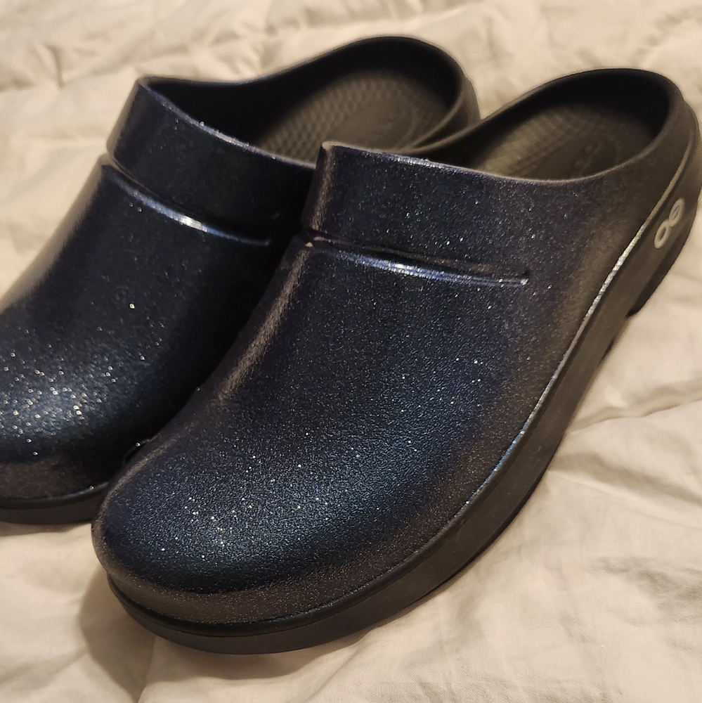 Oofos limited clog